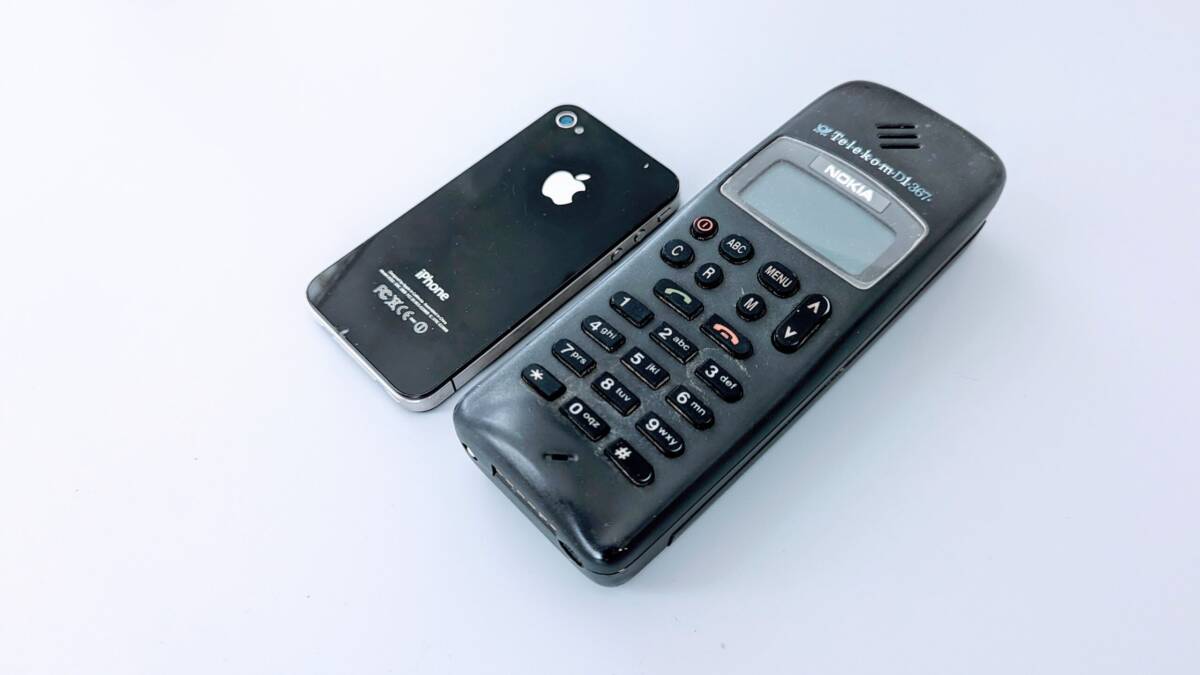 Nokia 1011 (1992) vs. iPhone 1 (2007) CC BY inside-sim.de
